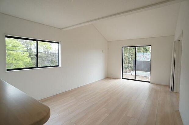 視覚の変化で広々としたLDK。