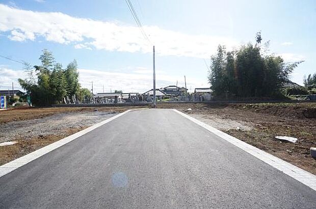 西側6m公道に接道。開発道路。