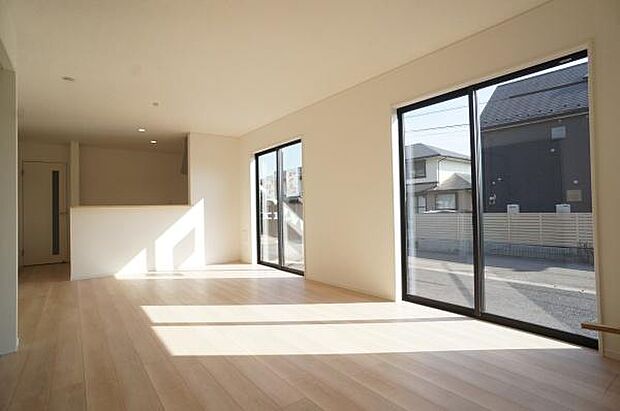 太陽の恵みを感じられる室内。