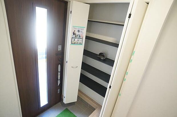 可動棚で長いものの収納にも対応可能。