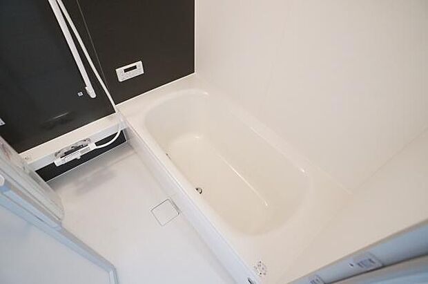 ゆったりとしたバスタブ。