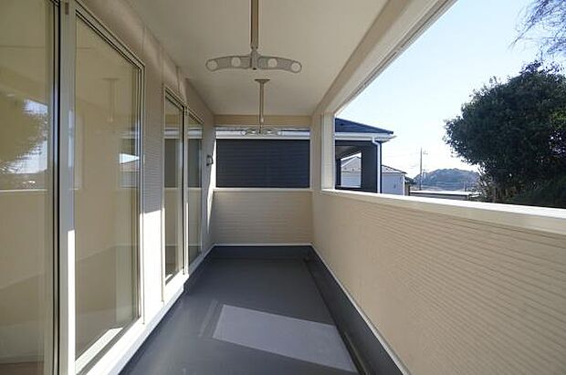 二部屋をつなぐインナーバルコニー。