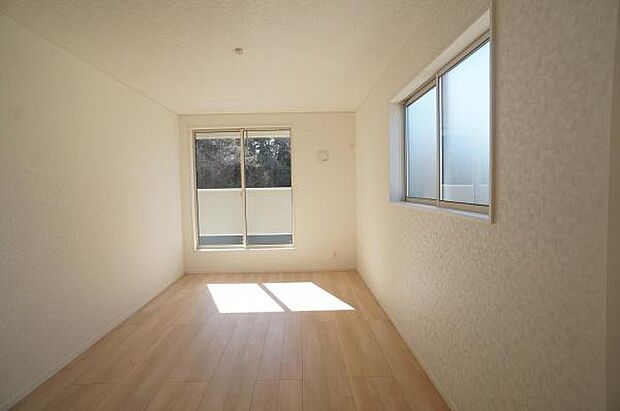 2面彩光のお部屋。