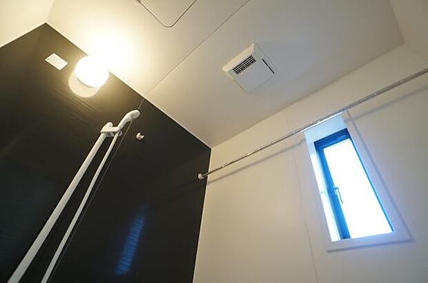 カラリ床と浴室乾燥機で快適。