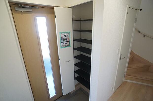 可動棚のシューズボックス。