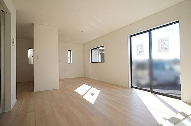 南側から陽光注ぐ陽だまりリビング。