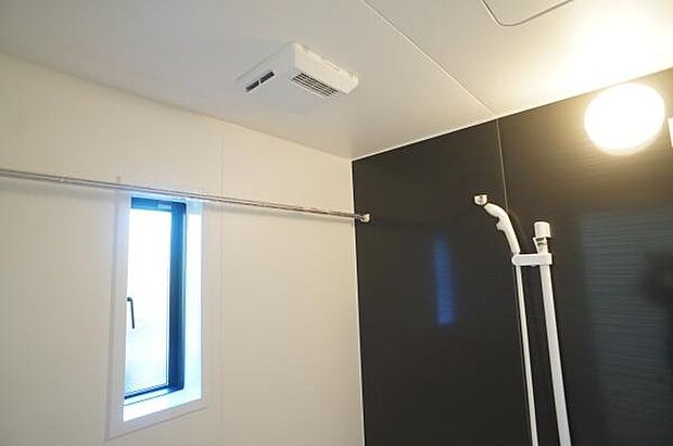 浴室暖房乾燥機付きで快適に。