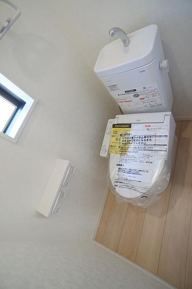 1階、2階共に温水洗浄便座です。