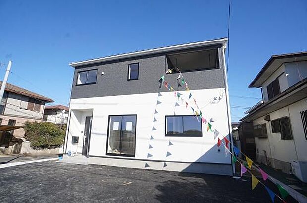 駐車場のコンクリートと一体化した庭です。