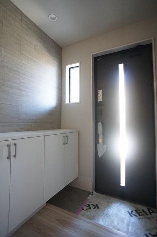 コンパクトながら明るい玄関。