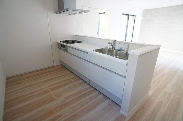 対面式キッチンでご家族を見ながら調理を。