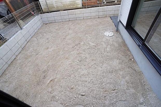 南側の土仕様のお庭です。