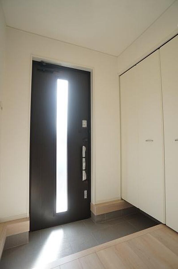 コンパクトでも明るい玄関です。