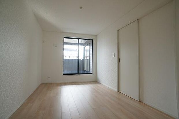 南北に長さのあるお部屋です。