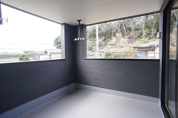 物干し金物付ワイドバルコニー。少しの雨も