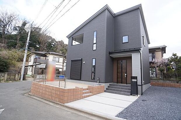 LDK前の土仕様の庭。