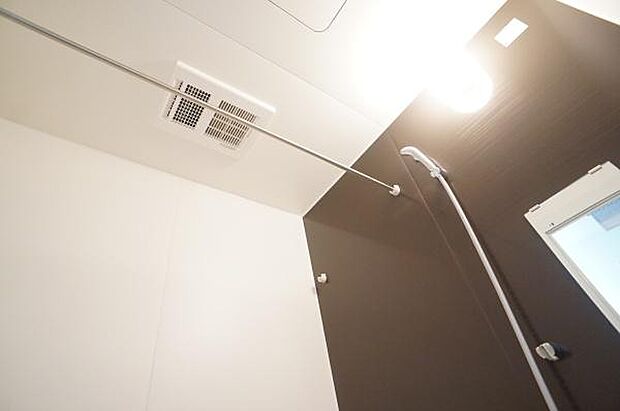 カラリ床と浴室乾燥機で快適。