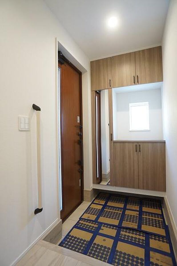 姿見や手すりも付いた玄関。