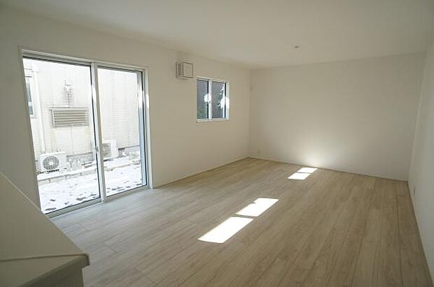 南窓から太陽光が差し込みます。