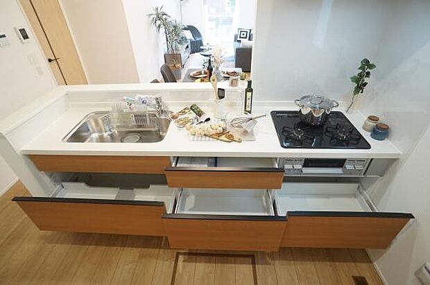三口コンロとスライドキャビネット。