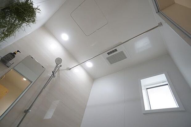 カラリ床と浴室乾燥機で快適。