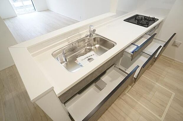 三口コンロとスライドキャビネット。