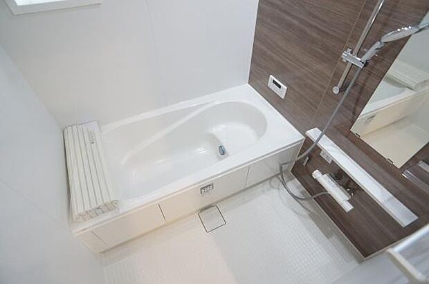 ゆったりとしたバスタブ。