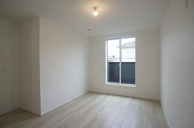 バルコニーとつながるお部屋。