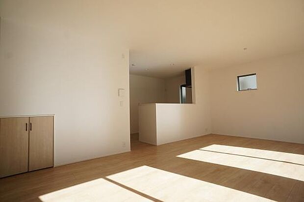 眩しいほどの太陽光が室内に降り注ぎます。