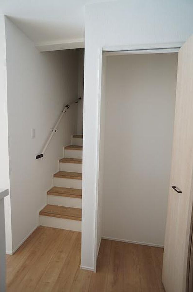 パントリー代わりにもなる収納です。