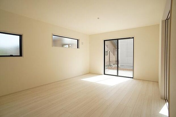 開放的で明るい室内。