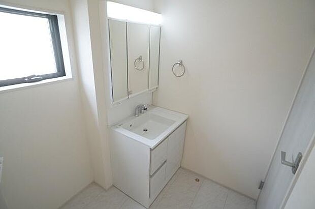 収納力のある三面化粧台。