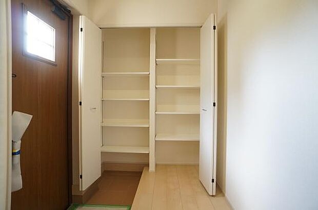 可動棚のシューズボックス。