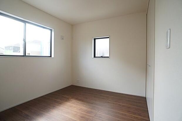 2面彩光のお部屋。