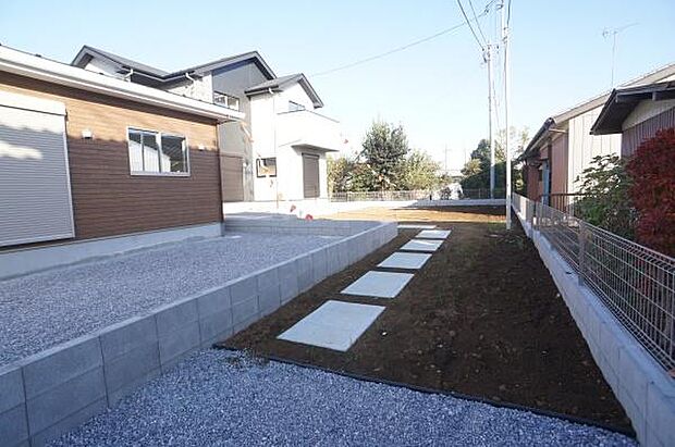 敷地延長部分から眺めるゆとりある南庭。