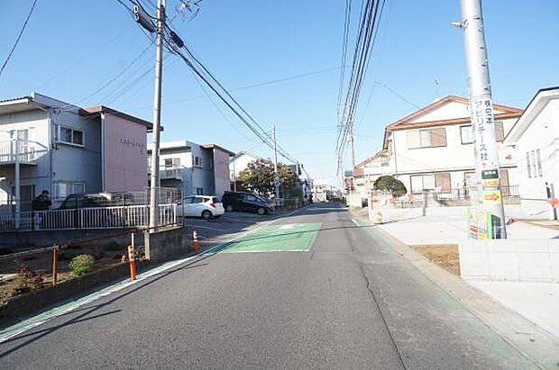 西側6,5m公道に接道。