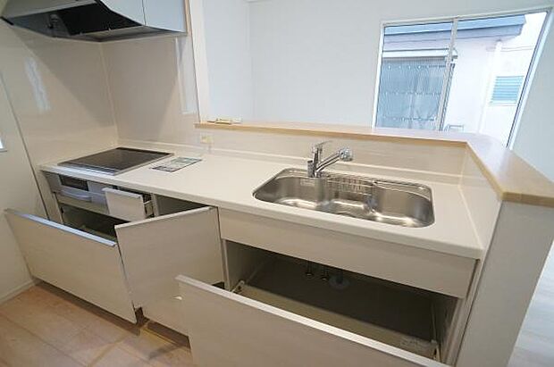 スライド収納で出し入れしやすく。