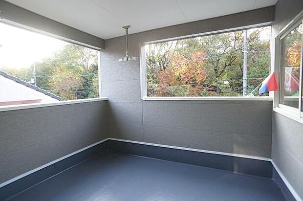 物干し金物付きのワイドバルコニー。