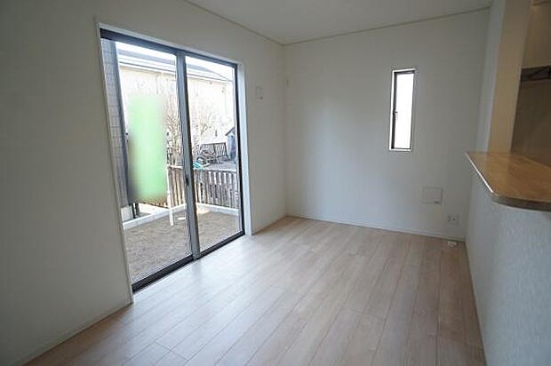 キッチンカウンターのあるダイニング。