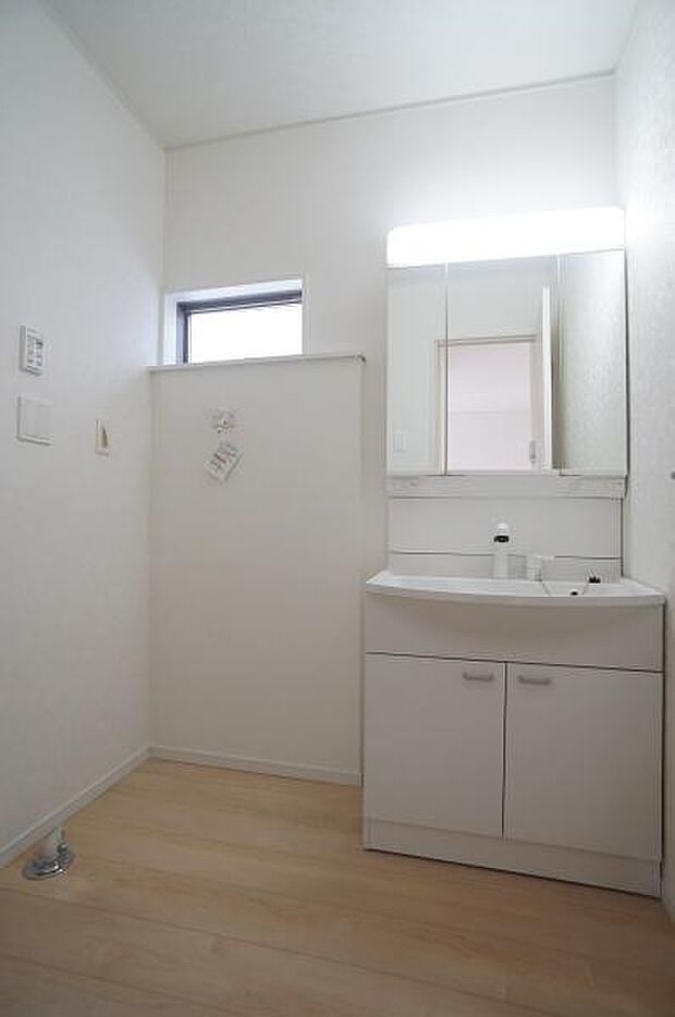 ハンドシャワー付三面鏡洗面台で身支度を。