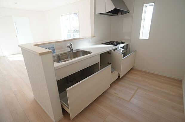 スライド収納で出し入れしやすく。