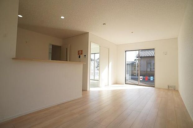 リビング側にたくさんの太陽光。