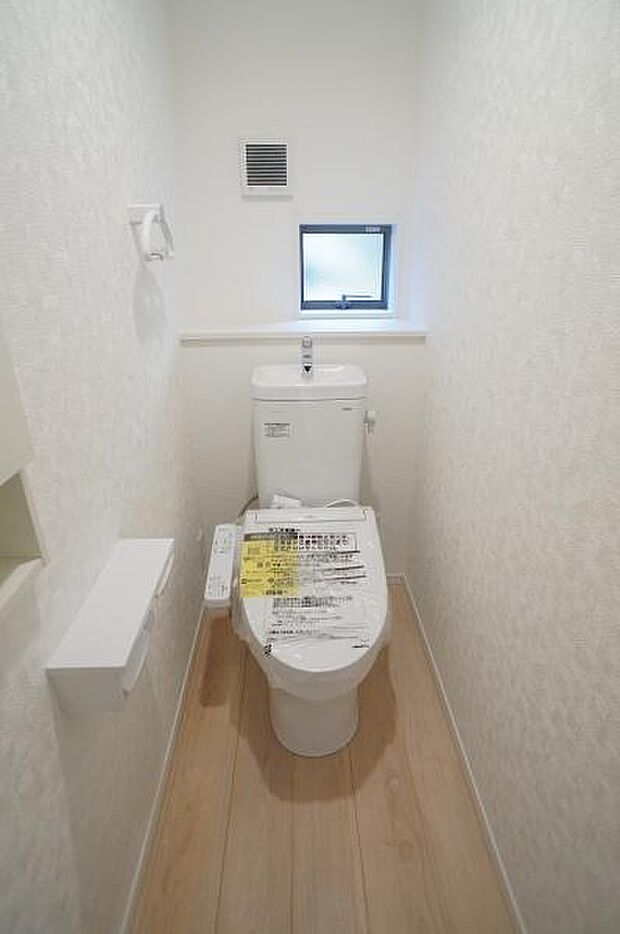 1階、2階共に温水洗浄便座です。