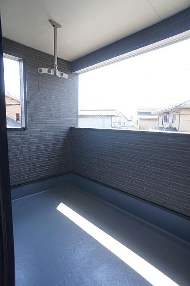 屋根付きインナーワイドバルコニー。