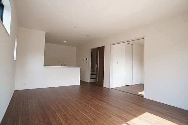 隣り合う洋室とも一体感が有ります。