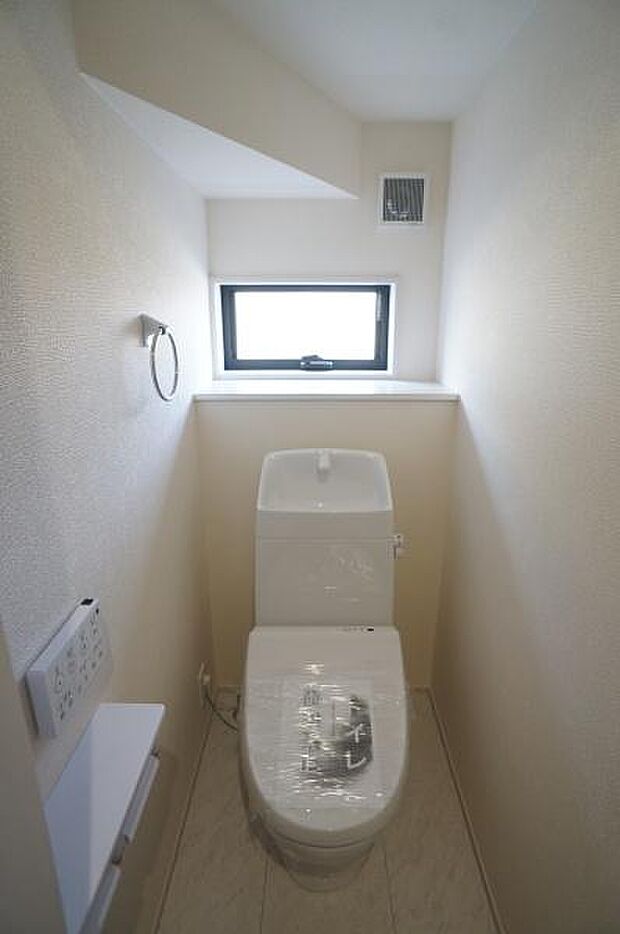 1階、2階共に温水洗浄便座です。