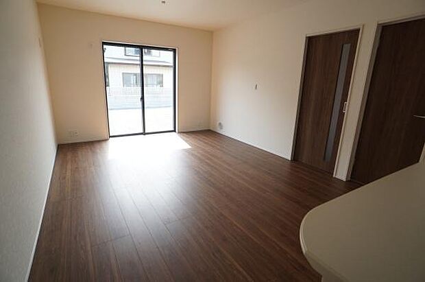 キッチンカウンター越しに見る室内。