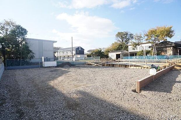 並列駐車4台と、他1台分が可能です。