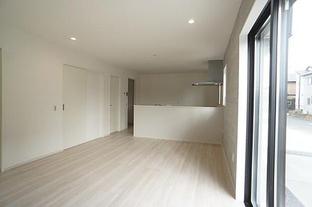 陽光注ぐ明るい室内。