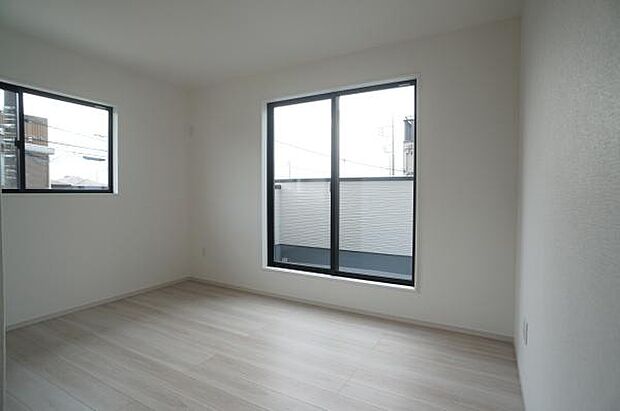 2面彩光のお部屋。